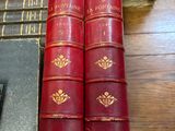 plusieurs vieux livres sont empilés sur une table