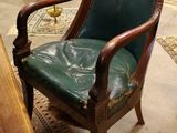 une chaise qui se trouve dans une pièce, sur laquelle est posée une lampe