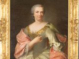 portrait d'une femme vêtue d'une robe verte et d'une robe rose, tenant un oiseau dans ses mains