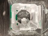 une boîte en plastique sur laquelle figure une photo en noir et blanc