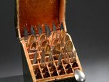 une boîte en bois contenant des cuillères