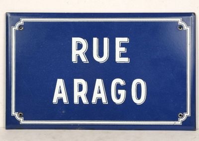 a blue sign that says rue arago on it