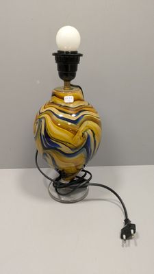 une lampe posée sur une table à côté d'un mur