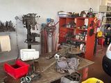 une camionnette garée dans un garage, avec des outils posés sur la table