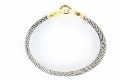 un gros plan d'un bracelet en câble sur fond blanc