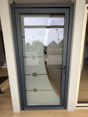 un gros plan sur une porte vitrée dans une maison dotée d'un parquet