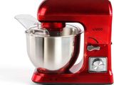 un mixeur rouge posé sur une surface blanche