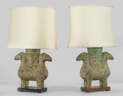 une paire de lampes en forme d'éléphant vertes, chacune munie d'un abat-jour