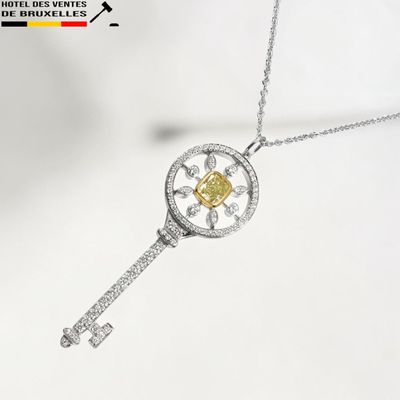 Pendentif en forme de clé en argent et diamants jaunes, avec chaîne, sur fond blanc