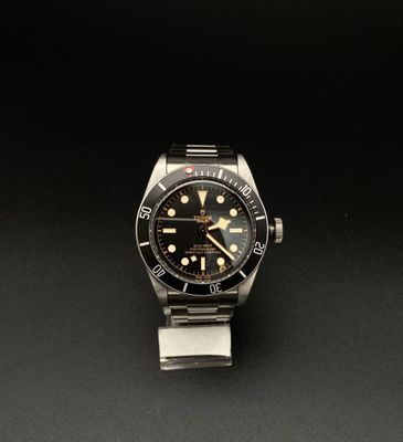 gros plan d'une montre sur une surface noire