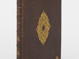 un vieux livre orné d'un motif doré sur la couverture