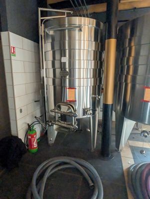une photo d'une grande cuve en acier inoxydable dans une pièce