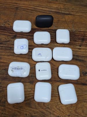 beaucoup d'AirPods d'Apple posés sur une table