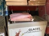 une petite machine à glaces posée par terre