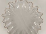un gros plan d'une assiette blanche posée sur une surface blanche