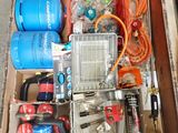 une boîte pleine d'objets assortis qui se trouvent dans la boîte