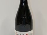 une bouteille de vin posée sur une table