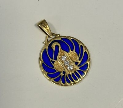 une image représentant un pendentif en or orné d'un motif bleu et blanc