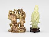 deux figurines chinoises sculptées représentant un homme et une femme, posées sur un socle