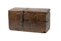 Coffre rectangulaire monoxyle en bois naturel, fermant par u… (photo 2)