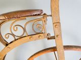 un gros plan d'un vélo à l'ancienne avec une selle en cuir