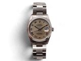 une image d'une montre-bracelet dont le cadran comporte des chiffres romains