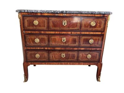 une commode ancienne avec dessus en marbre