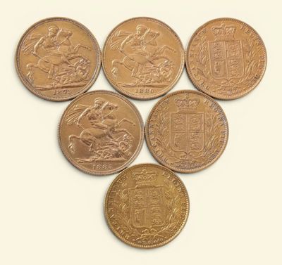 Six pièces de monnaie britanniques sont disposées en triangle sur une surface blanche
