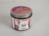 un pot de crème fouettée posé sur une table