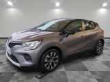 une voiture grise garée dans un garage au sol en damier