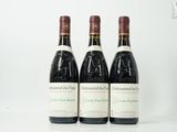 trois bouteilles de vin sont alignées sur une surface blanche