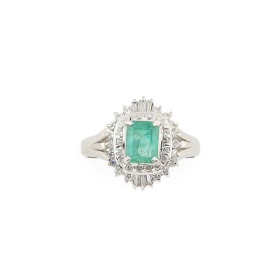 une bague en émeraude et diamant
