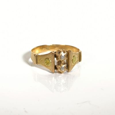 une image d'une bague en or avec un diamant au centre