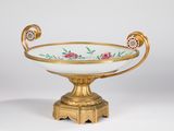un bol antique or et blanc avec des motifs floraux