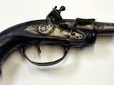 un vieux fusil exposé sur une table