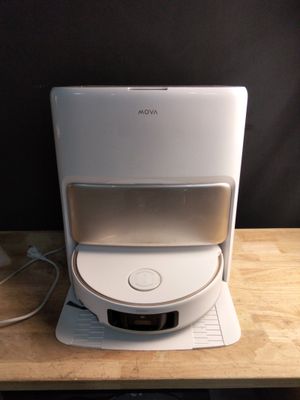 un ordinateur portable posé sur un bureau en bois