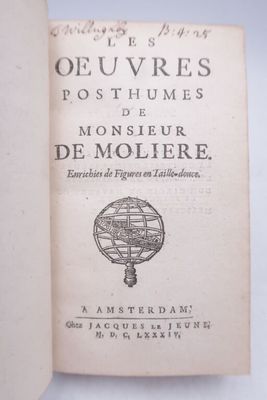 un livre ouvert sur lequel est dessiné un globe terrestre