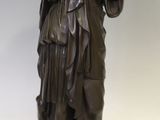 statue en bronze d'une femme tenant un oiseau dans sa main