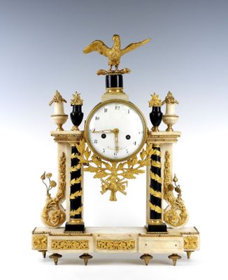 une horloge posée sur une table