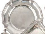 beaucoup d'assiettes et de couverts en argent sur la table
