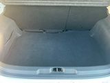 le coffre d'une voiture, ouvert