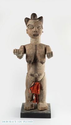 Statue de type Igbo, Nigeria Bois à patine brune, cauris, co…