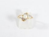 une photo d'une bague en perle et diamant