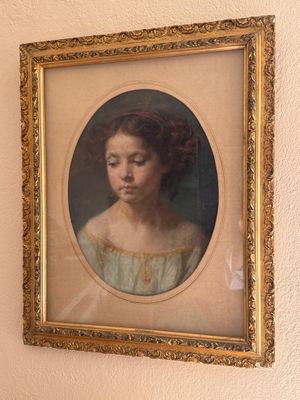 un tableau représentant une femme en robe blanche accroché au mur