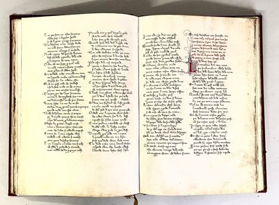 un livre ouvert avec une écriture dessus, posé sur une table