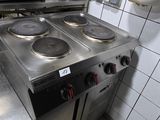 une cuisine équipée d'une cuisinière, d'un four et d'un évier