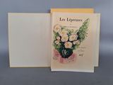 un livre ouvert sur lequel figure l'image d'un vase de fleurs