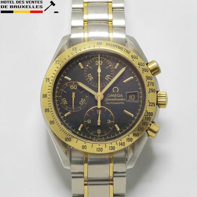 gros plan d'une montre sur une surface blanche