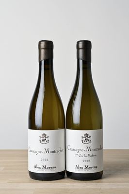 deux bouteilles de vin blanc posées sur une table en bois