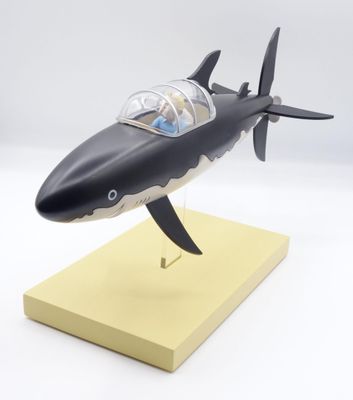une maquette de requin posée sur un socle